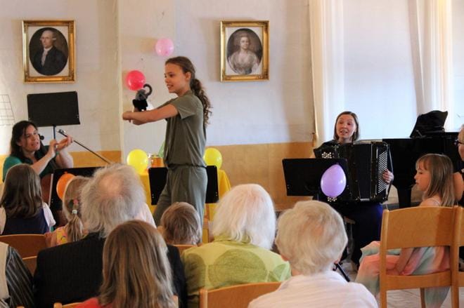 Kaisa Ignatius-Aho, Martta Murdvee ja Jonna Pirttijoki-Helanen saivat aikaan leikkisän tunnelman klassisessa lastenkonsertissa Bladhin talossa. KUVA: MINNA ZILLIACUS