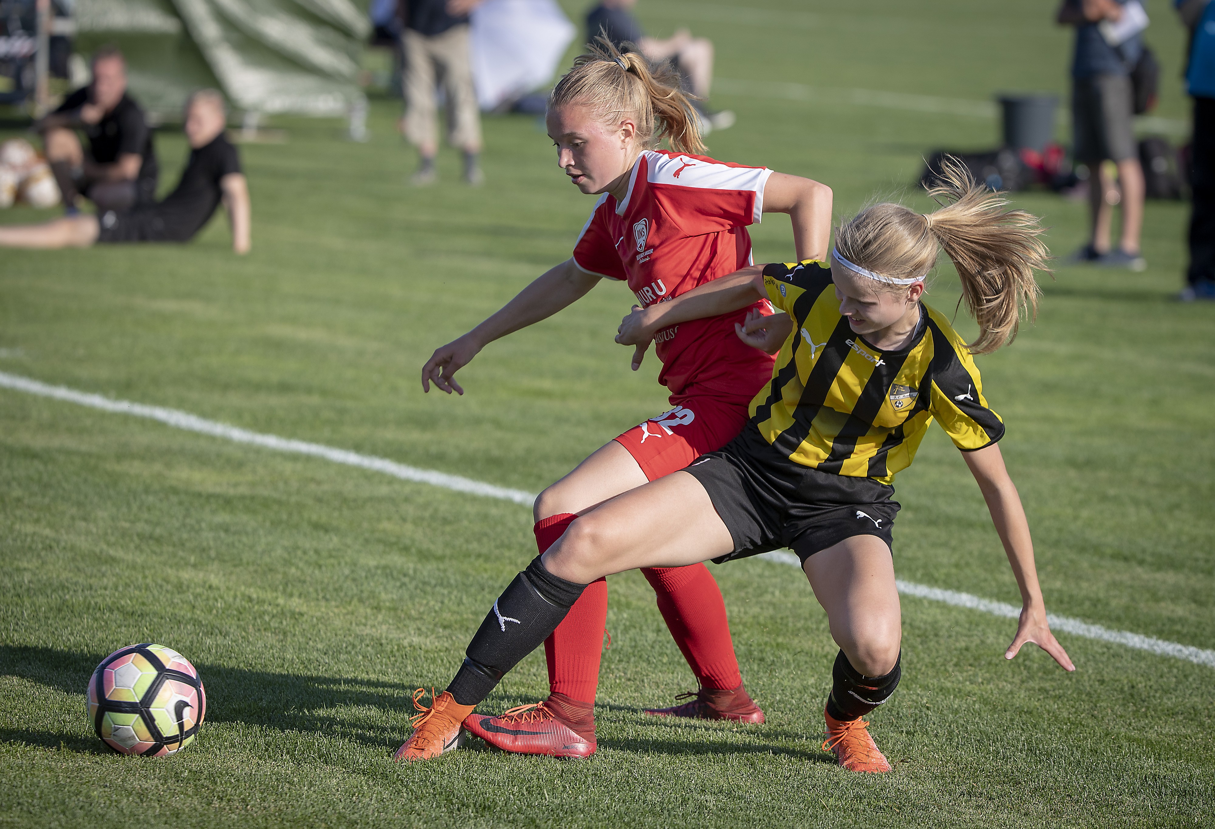 ONS:n Viivi Huhtanen (vas.) oli vahva kaksinkamppailuissa FC Hongan puolustajia vastaan.