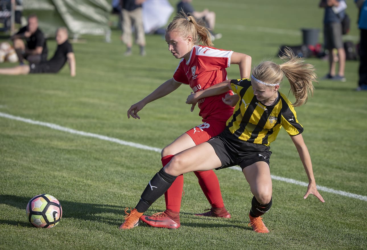ONS:n Viivi Huhtanen (vas.) oli vahva kaksinkamppailuissa FC Hongan puolustajia vastaan.
