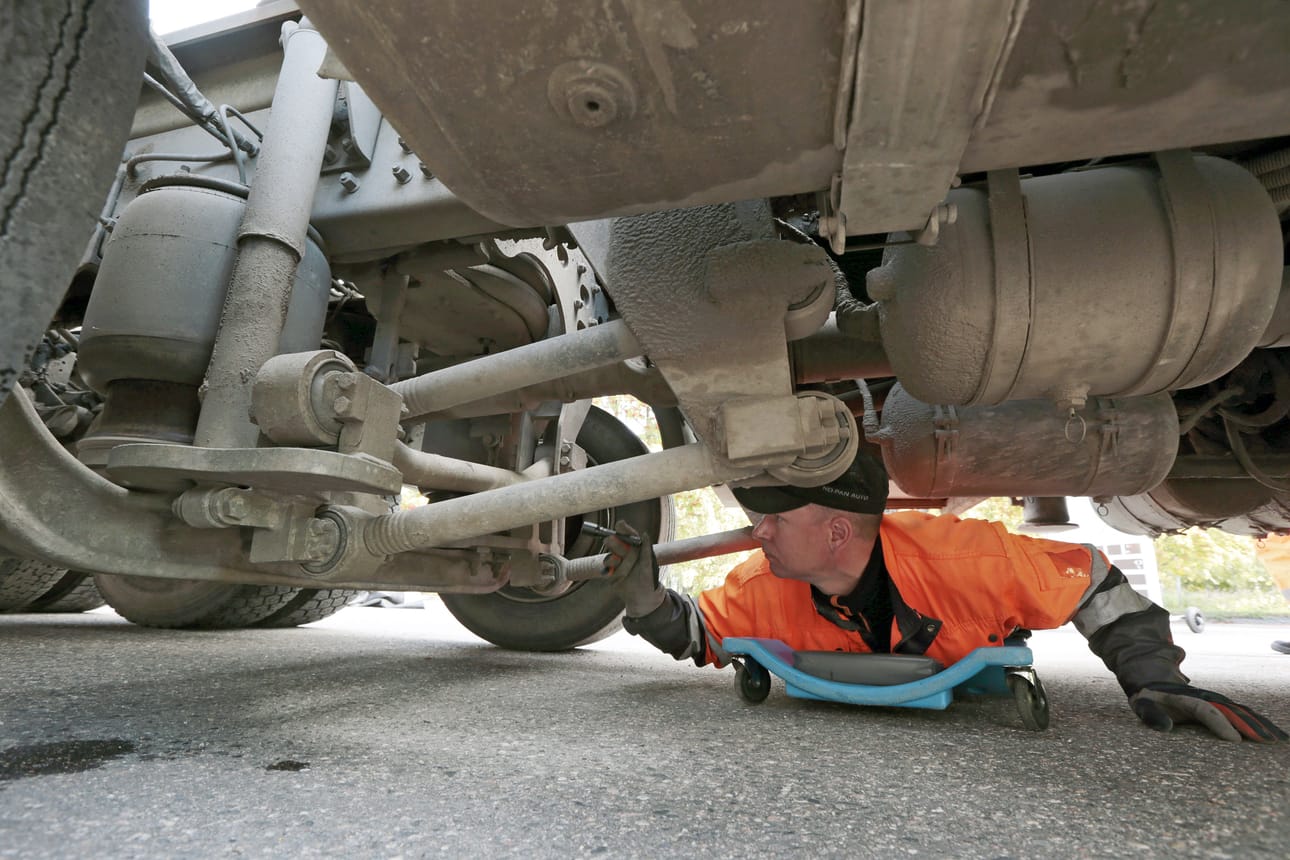 Oulun seudulla tehtiin kuluvalla viikolla raskaan ajoneuvokaluston teknisiä tienvarsitarkastuksia. Kuvassa vetoauton kuntoa tutkii K1 Katsastajat Oy:n aluepäällikkö Raimo Kemppainen.