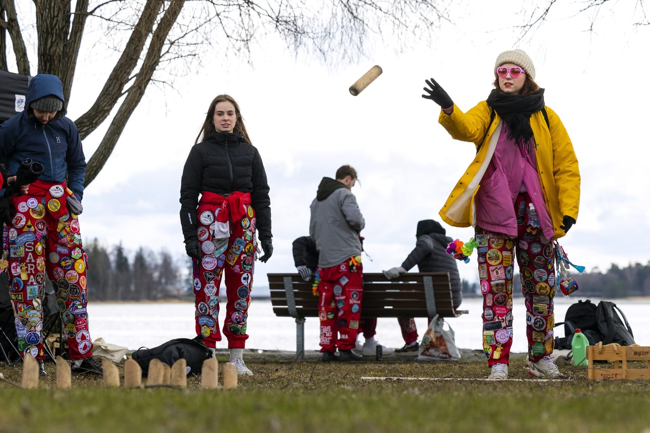 Viivi Hinssa tähtää tarkasti vaaleanpunaisten lasien läpi.