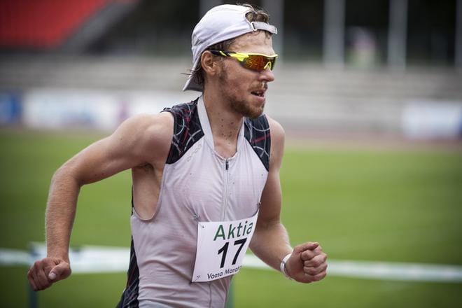 Antti Ole Halonen voitti Vaasa-maratonin kolmannen kerran peräkkäin. Viimeinen kymppi oli jalan kramppaamisen vuoksi Haloselle yhtä tuskaa. KUVAT: JARNO PELLINEN
