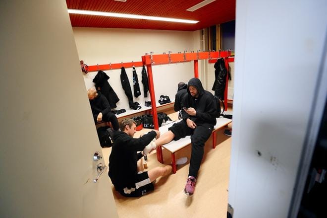 Ville Turja teippasi Dom Morrisin nilkan ennen peliä. Kuva: Jaakko Elenius