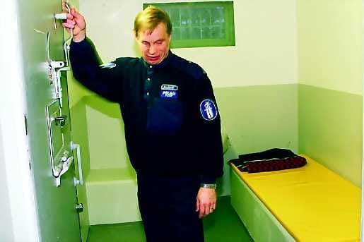 Hiljainen paikka. Putkasta kuuluu konstaapeli Markku Lämsän korviin harvoin sadattelua.