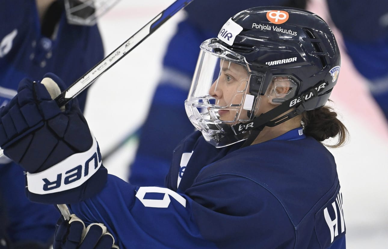 Kapteeni Jenni Hiirikoski johtaa Naisleijonia. LEHTIKUVA / Heikki Saukkomaa