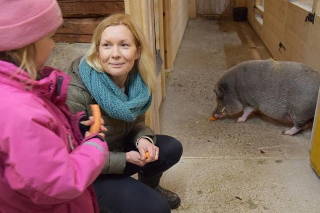 Vuoden yksinyrittäjä Anna Salmi nauttii eläimistä ja mahdollisuudesta antaa muidenkin hoivata niitä. ARKISTOKUVA: RAIJA KOIVISTO