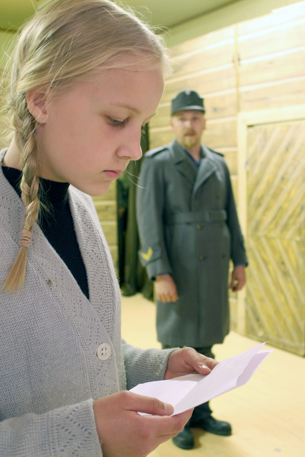 Kirje rintamalta koskettaa kuulijoita. Alina Junno lukemassa isän kuulumisia. Taustalla isää näyttelevä Aki Viitanen.