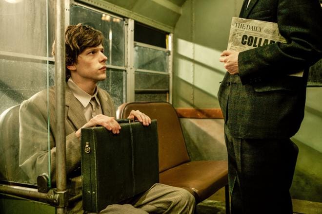 Danny laulaa Double -kaksoisolento -elokuvassa, jossa ujo Simon (Jesse Eisenberg) kohtaa hohdokkaan karismaattisen kaksoisolentonsa. KUVA: Yle Kuvapalvelu