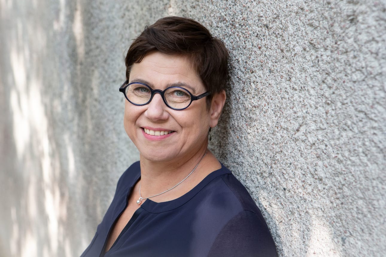 Toimittaja Anna-Liisa Haavikko on kirjoittanut aiemmin muun muassa kirjailija Kaari Utrion elämäkerran.