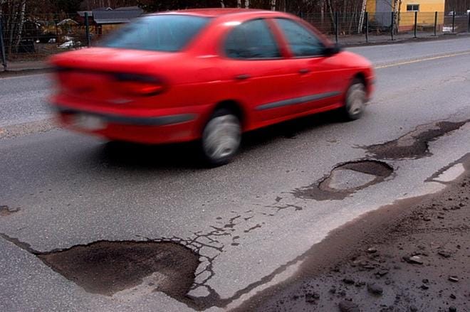 Kun tiet kevään mittaan paljastuvat lumen ja jään alta, paljastuu samalla myös karu totuus. Uraa, reikää ja halkeamaa riittää paikattavaksi, mutta kaiken korjaamiseen jaossa olevat minimimäärärahat eivät tänä vuonna riitä. ARKISTOKUVA: JENNI GÄSTGIVAR