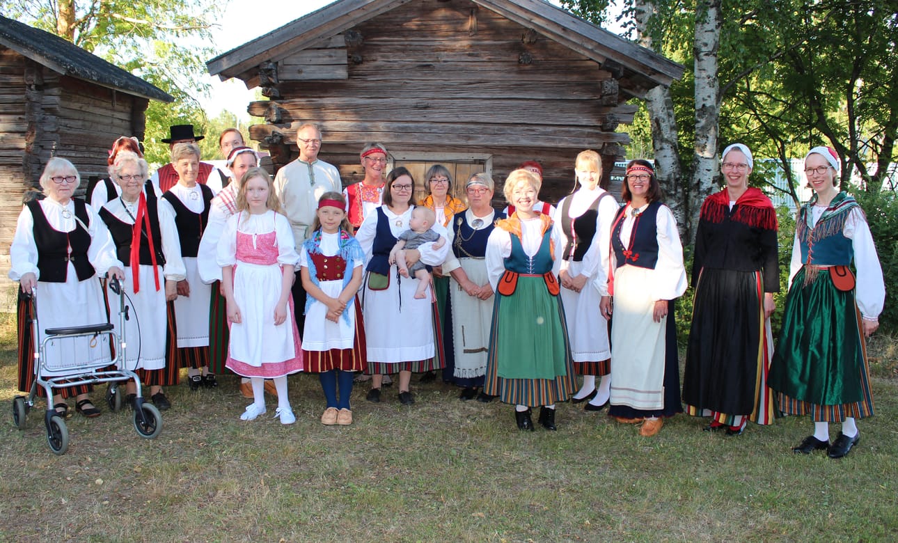 Siikajokilaakson oma puku oli yleisin kansallispukujen tuuletustapahtumassa, joka järjestettiin Ganander-talon lauluillan rinnalla. Kuva Eija Tuomaala