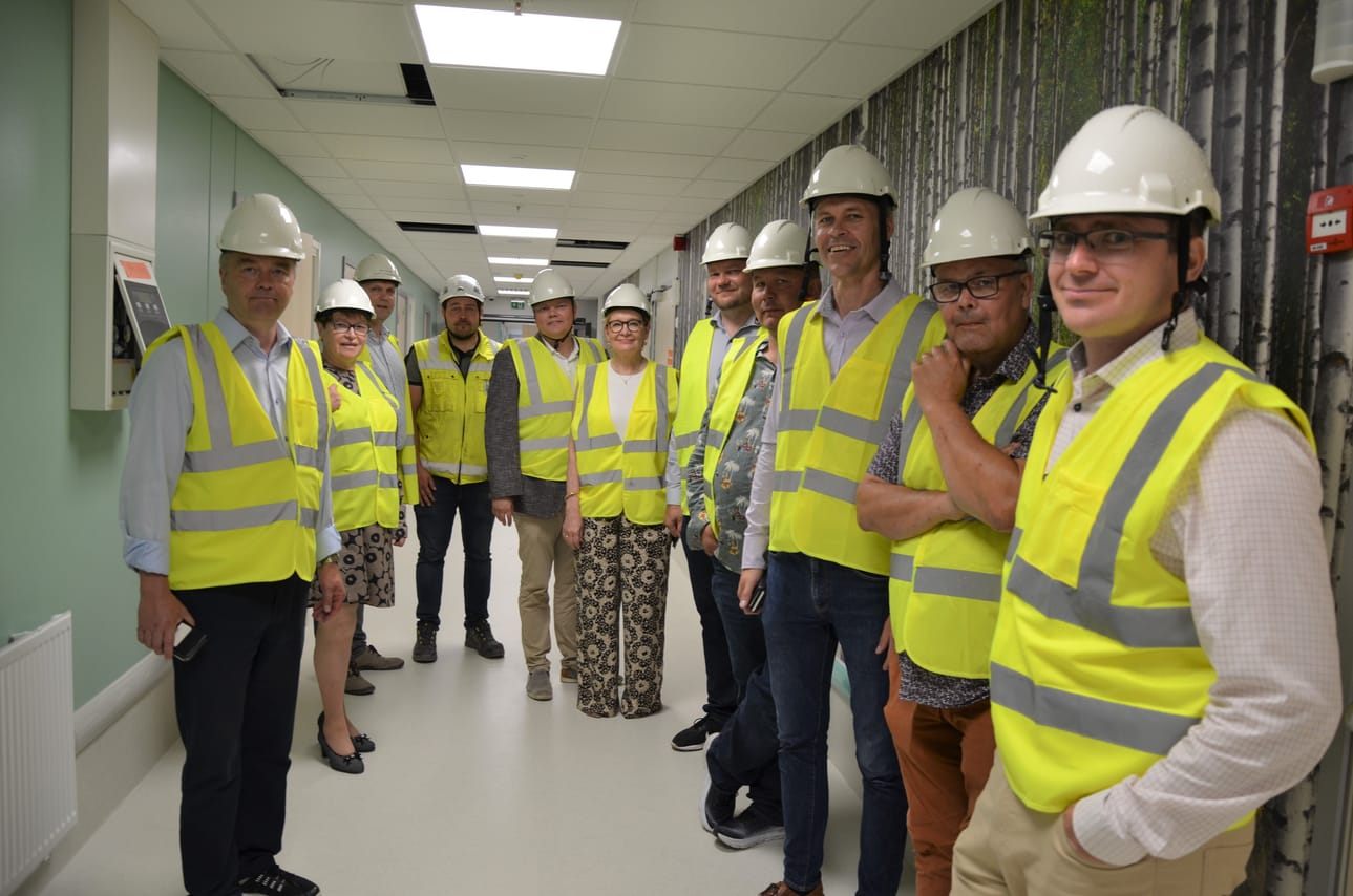 Kauhavalle pian valmistuvassa hyvinvointikeskuksessa kierroksen tekivät kansanedustaja Janne Sankelo, tiloja esitelleet Eija Ala-Toppari-Peltola, Hannu Ristaniemi ja vastaava mestari Juha-Matti Nurmela sekä kansanedustajat Antti Kurvinen, Paula Risikko, Mikko Savola, Juha Mäenpää, Pasi Kivisaari, Anders Norrback ja Mikko Ollikainen.