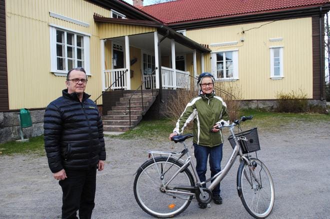 Keijo Kaattari ja Raili Hömmö odottavat, että Alastaipaleella päästäisiin pian taas toimimaan normaaliin tapaan. KUVA: EEVA-LIISA KULJU
