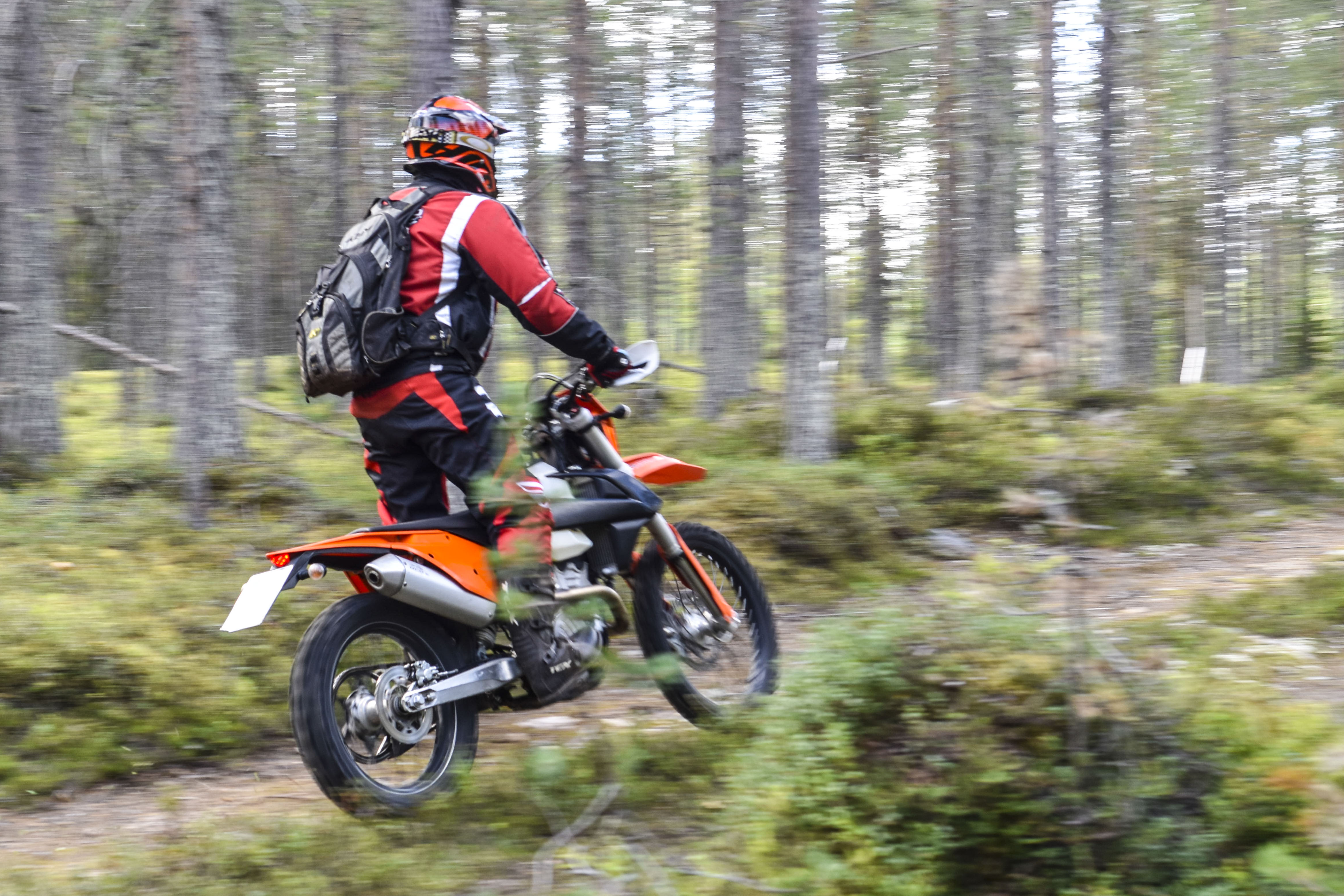 Omin ehdoin liikkeellä – endurosafari Koillismaan luonnossa tuo hymyn huulille, jos on vähänkään taipuvainen hurmaantumaan vauhdista: Kuusamossa pääsee metsäteitä pitkin melkein mihin tahansa