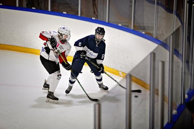 Pohjalaisten kohtaamisessa kiekko pysyi Team Kuortaneen hallussa. Kaukalon kulmassa kamppailivat Team Kuortaneen Oona Koukkula ja Sportin Pauliina Suoniemi. KUVA: TOMI KOSONEN