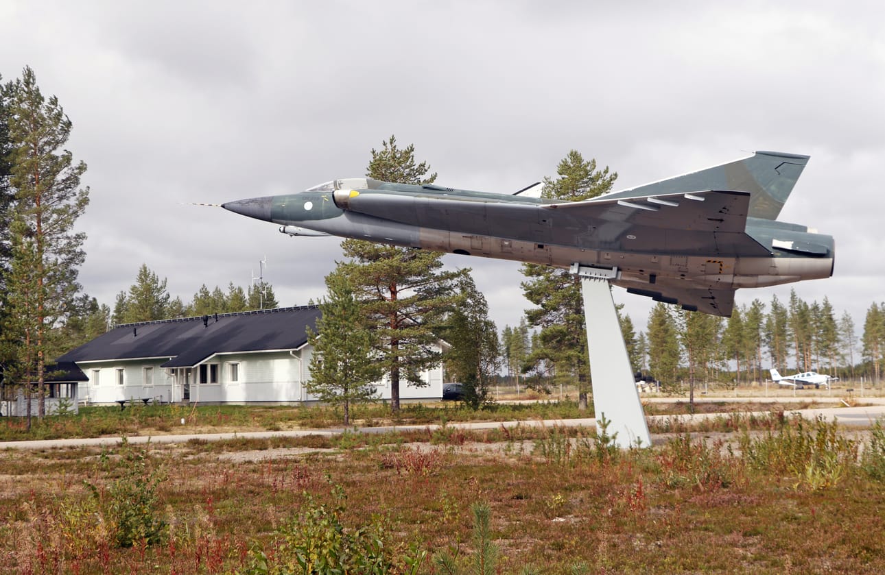 Kirjoittaja uskoo Pudasjärven lentokentän toiminnan tukevan matkailua alueella.