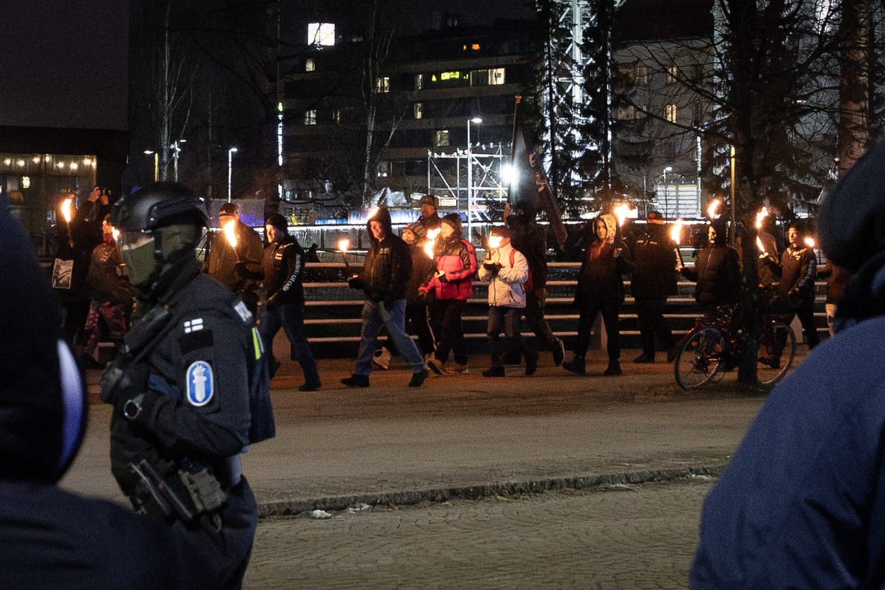 Soldiers of Odin järjesti 612-soihtumarssin Oulussa itsenäisyyspäivänä iltana. Soihtumarssi eteni Rotuaarilta kaupungintalon ohitse Oulun hautausmaalle.