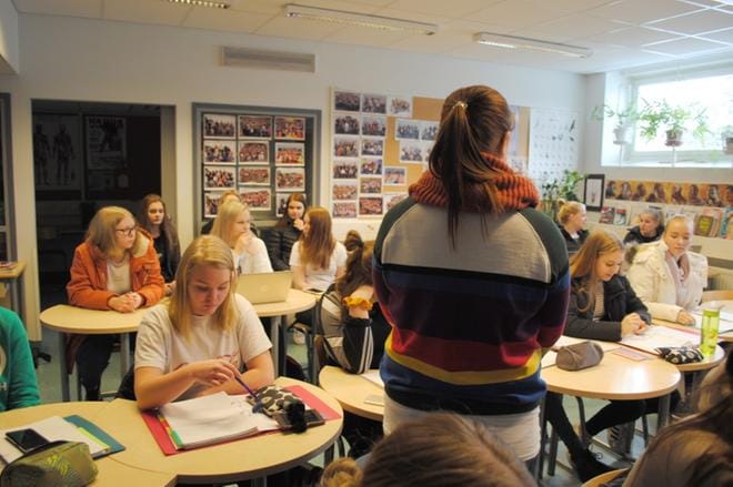 Miia kertoi Alavuden lukion terveystiedon kurssilaisille oppineensa puhumaan ongelmistaan vasta aikuisena. KUVA: EEVA-LIISA KULJU