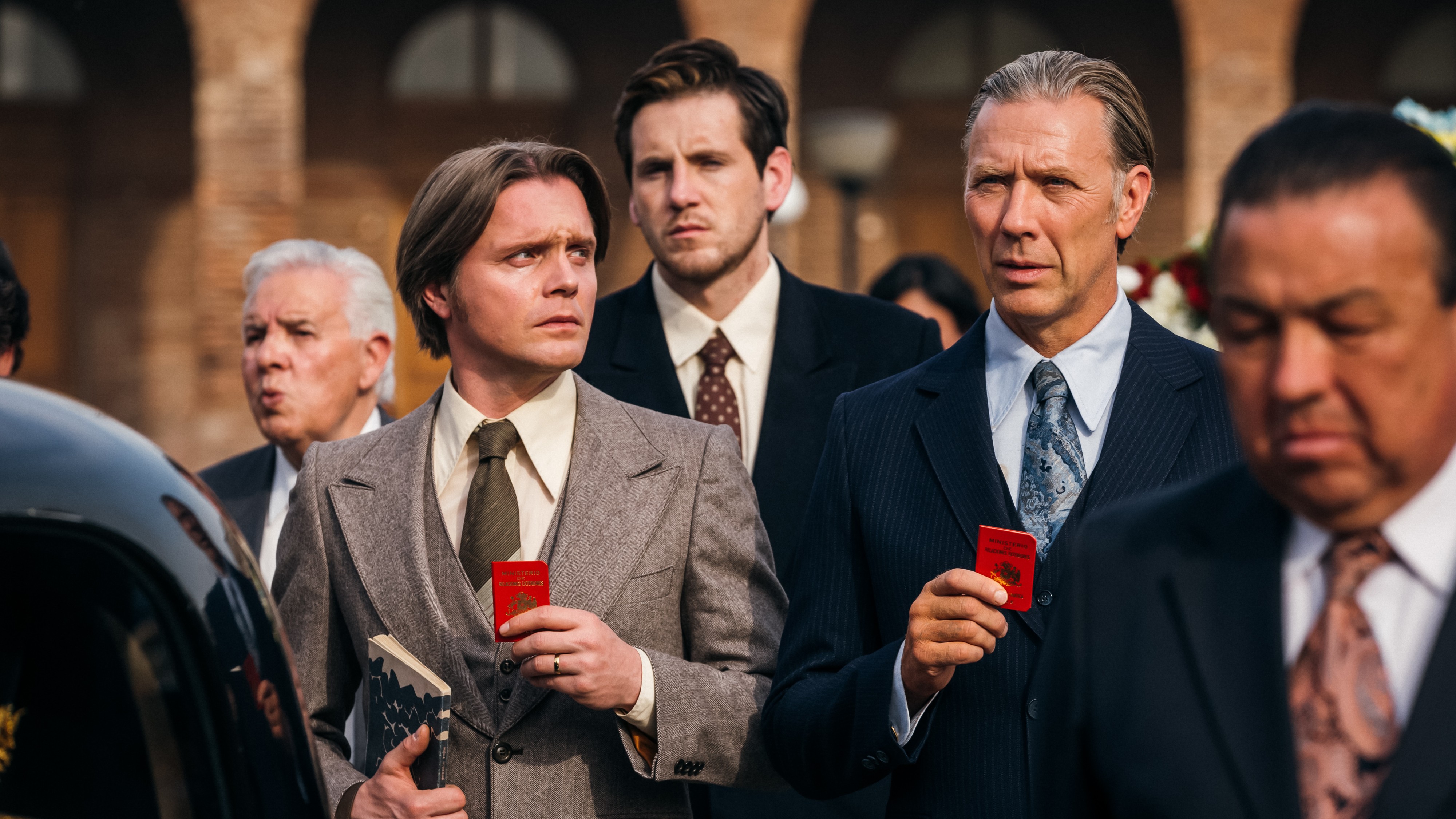 Suomen edustuston asianhoitaja Tapani Brotherus (vas.) ja Ruotsin suurlähettiläs Harald Edelstam joutuvat työssään keskelle vallankumousta.