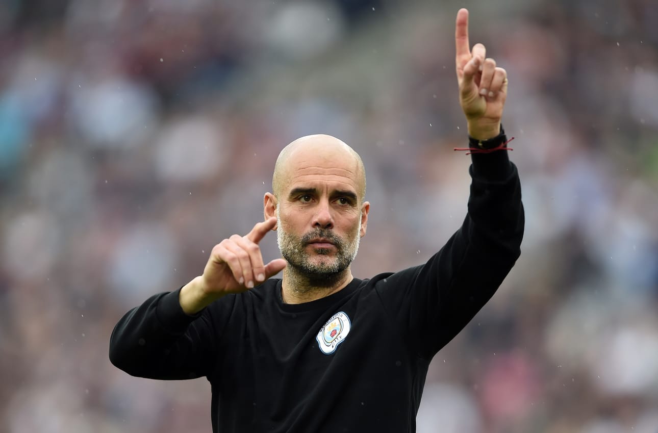 Manchester Cityn päävalmentaja Pep Guardiola on yhä joukkoineen kiinni Valioliigan mestaruudessa.