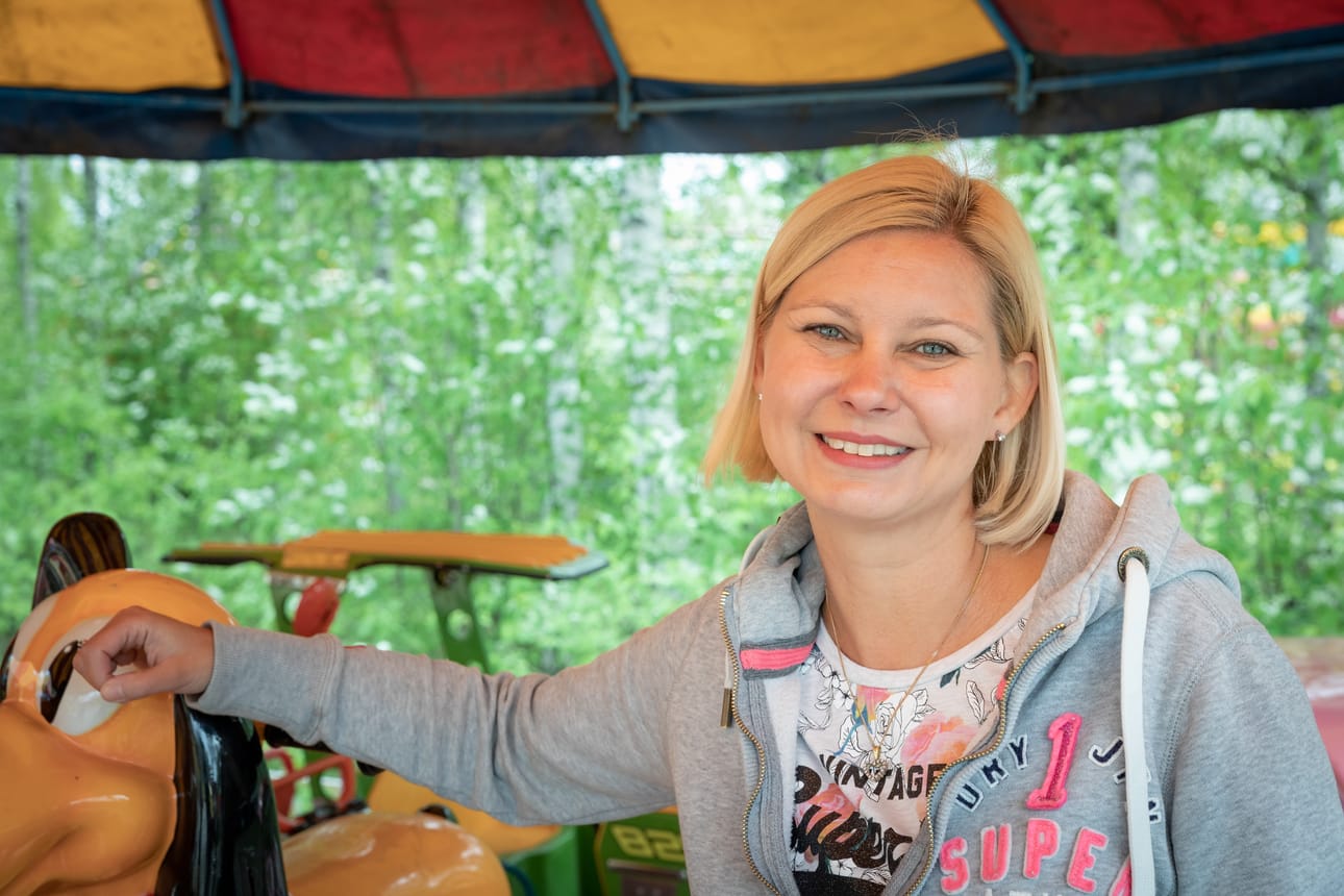 Kesäkuun 15. päivänä Oulussa vietetään kansallista tivolipäivää. Juhlapäivän kunniaksi ranneke on tarjouksessa, kertoo viidennen polven tivolilainen Lulu Sariola.