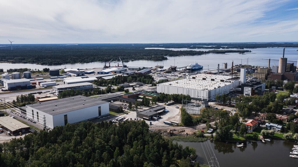 Wärtsilän Sustainable Technology Hub -teknologiakeskuksen laajennuksen odotetaan valmistuvan vuoden 2026 puolivälissä. Taustalla näkyy Vaasan satama.