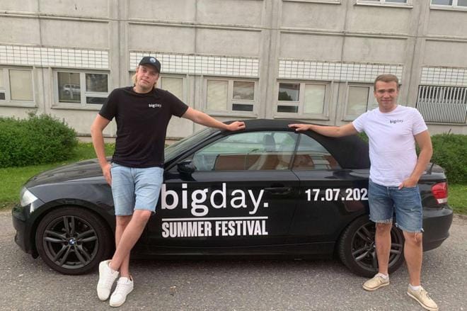 Herman Hagnäs ja Dennis Asplund ovat mukana järjestämässä tulevan lauantain festareita Vaasan Kasarmintorin puistossa. Kuva: Herman Hagnäs
