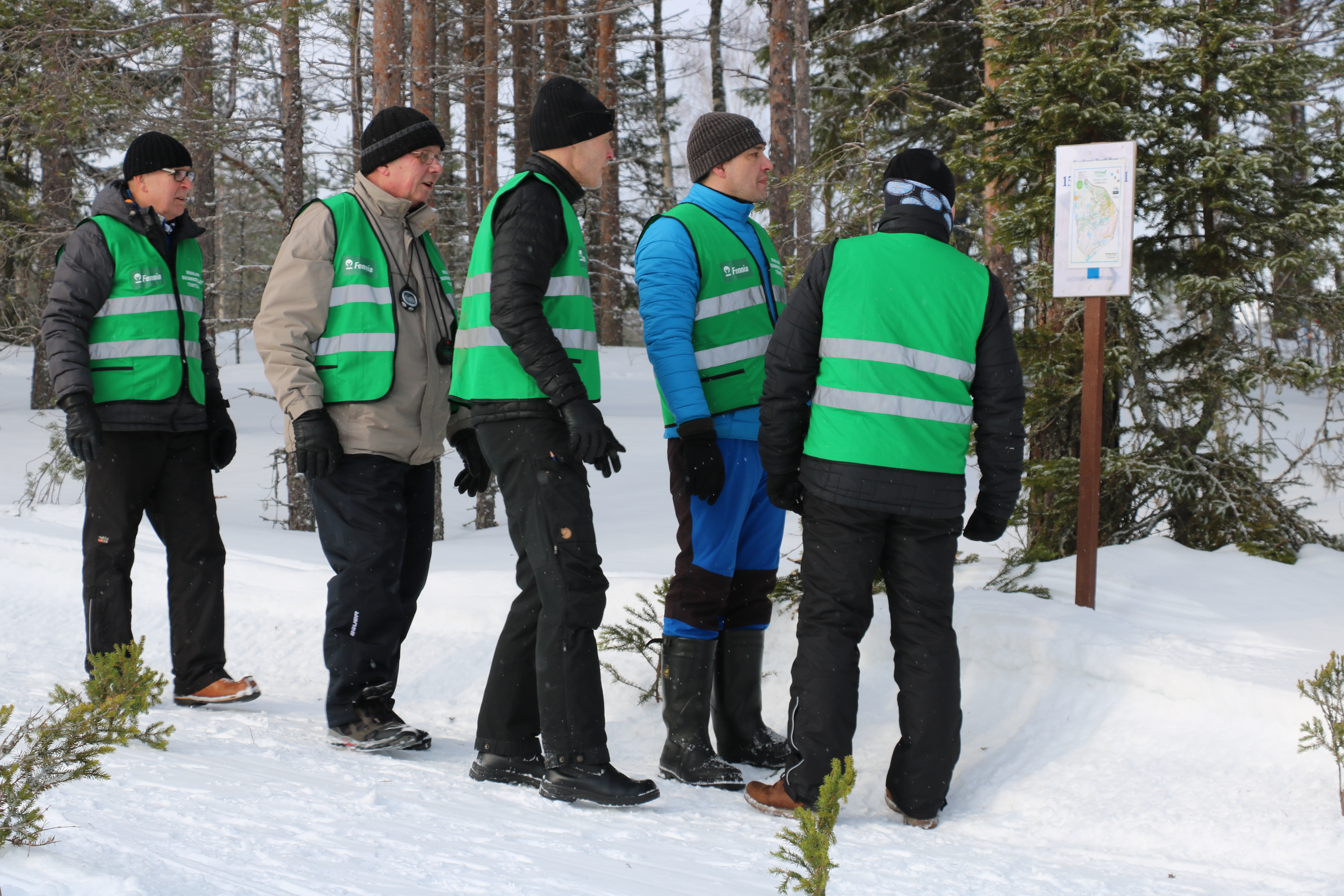 Toimitsijat tarkistavat, että reitit ja ajanottokalusto on kunnossa.