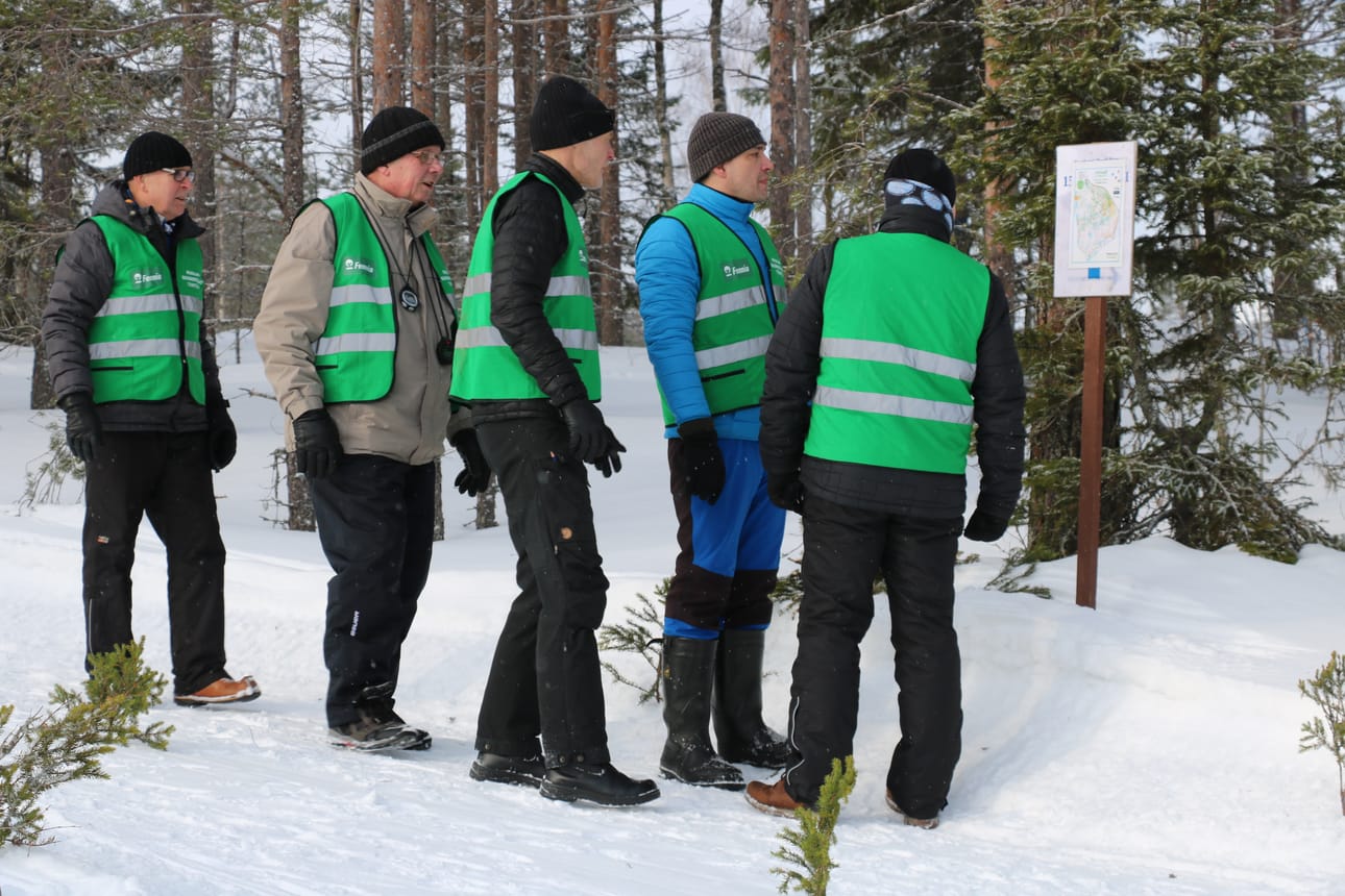 Toimitsijat tarkistavat, että reitit ja ajanottokalusto on kunnossa.
