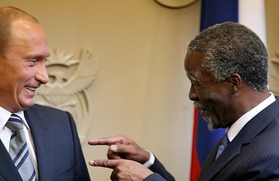 Presidentit Vladimir Putin ja Thabo Mbeki vitsailivat Etelä-Afrikan Cape Townissa tiistaina.