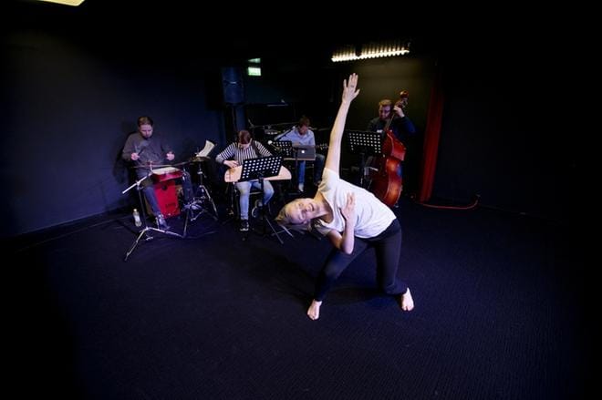 Laitakaupungin orkesteri vastaa musiikista ja Hanna Korhonen tanssista Seinäjoella esitettävässä Kehoon kudottu -teoksessa. Yhtyeessä soittavat Teemu Vuorela, Piia Kleemola-Välimäki, Sami Silén ja Petri Välimäki. KUVA: JAAKKO ELENIUS