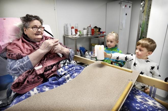Aino Viitasalo ilahtui Ellinoora Soinisen ja Felix Lammin vierailusta ja aivan omaksi saadusta isosta ja komeasta kynttilästä. KUVAT: JOUKO HÄNNINEN