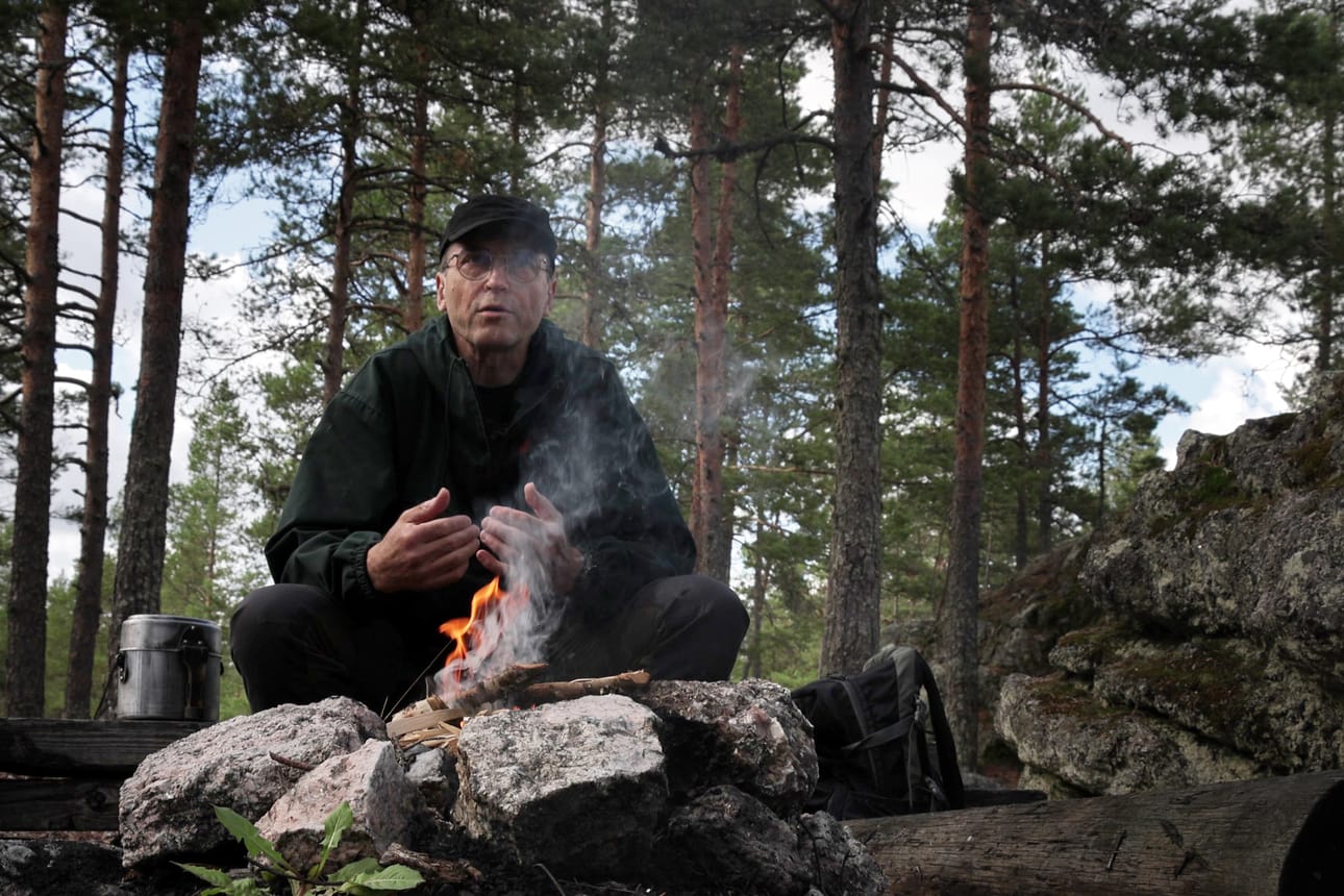 Kirjailija Pertti Sillanpää kertoi, ettei hän olisi jättänyt toimittajan työtä, jos siinä hommassa ehtisi penkoa aihetta ja hioa tekstiä, kuten kirjaa kirjoittaessa. Hän janosi luovan kirjoittamisen pariin, ja onnistui siinä lopulta, kuten videodokumentista selviää.