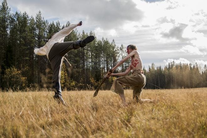 Loukasmäen taistelu tuo itämaiset kamppailulajit lakeusmaisemiin. Kuvassa Ville Orttenvuori (vas.) ja Konsta Nieminen. Kuvat Tomi Saarijärvi