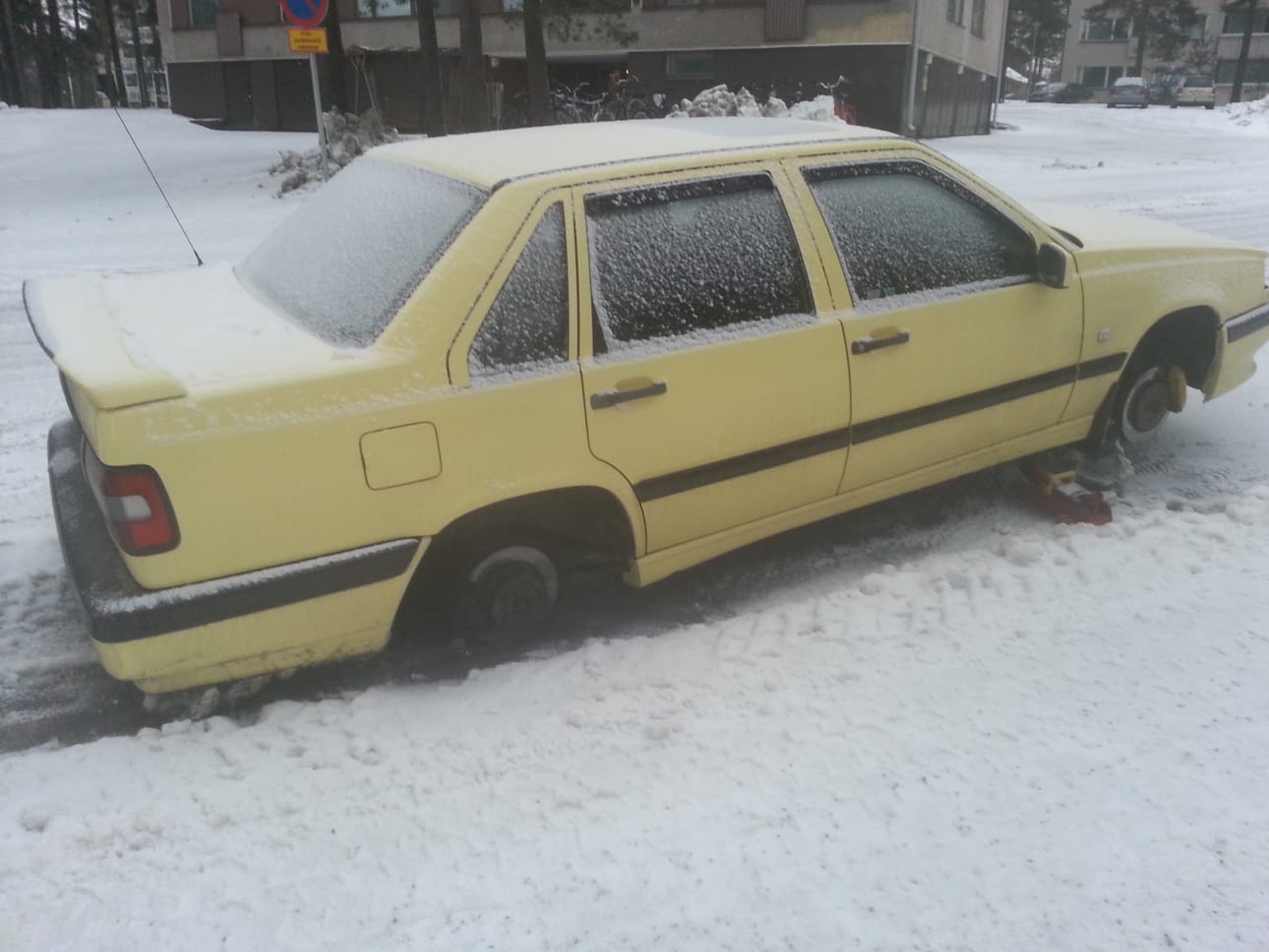 Alppilassa pysäköitynä olleesta Volvosta varastettiin renkaat.