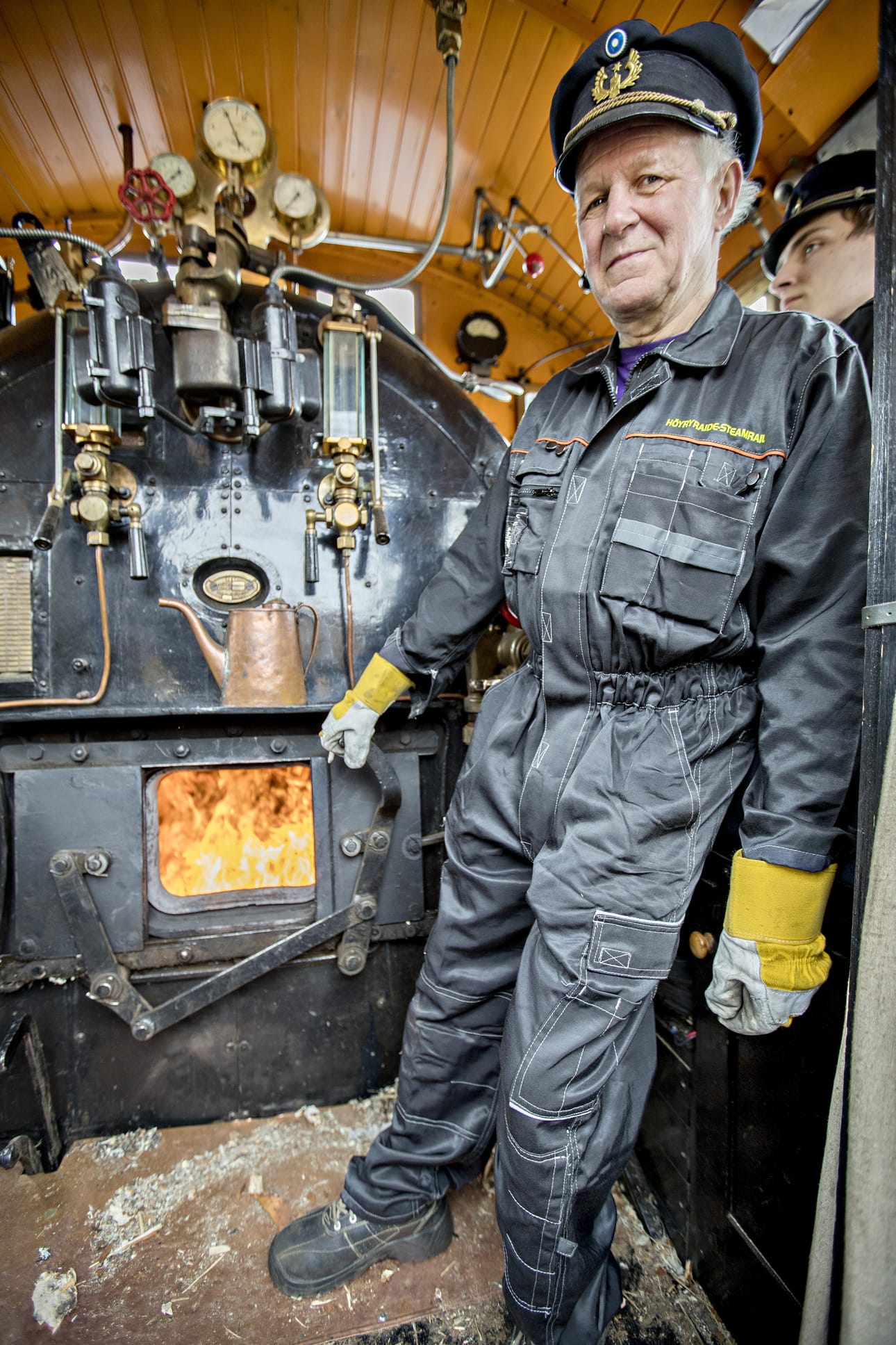 Tapani Laaksomies esittelee veturin uunia.