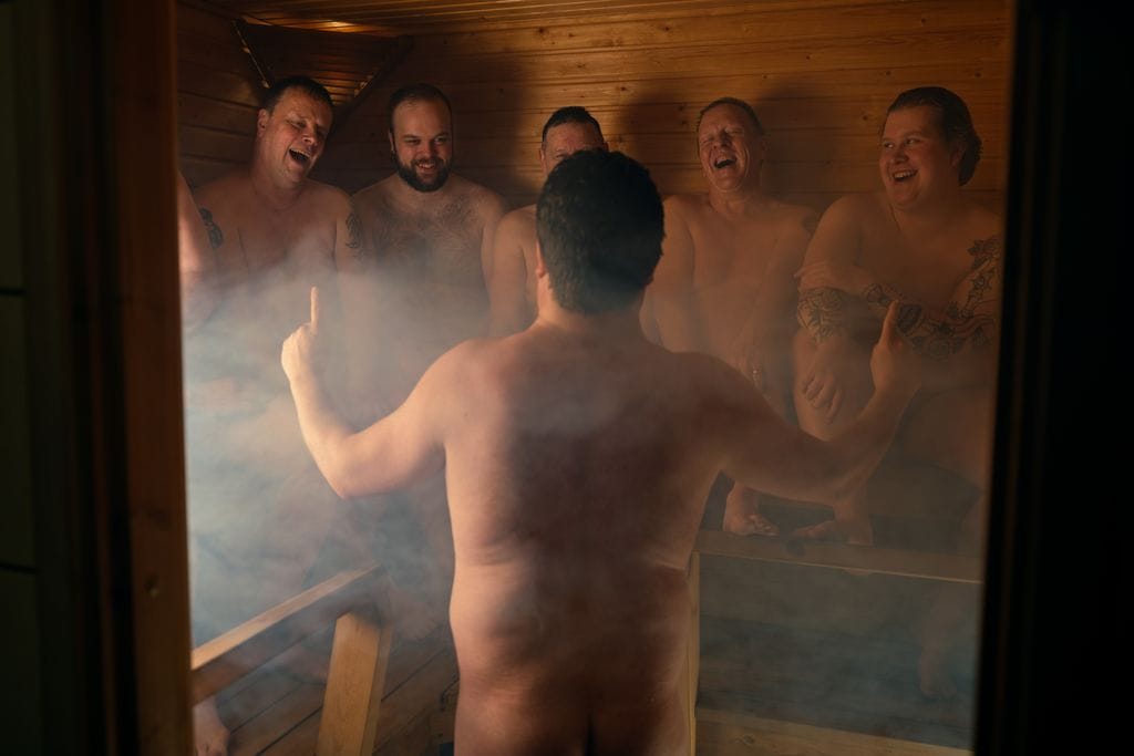 Teerijärven tulisieluinen vapaapalokunta ehti joulun aikaan myös baadata bastussa. Vapaapalokunnan edesottamuksia seurataan Yle Areenan Kylän sankarit -sarjassa.