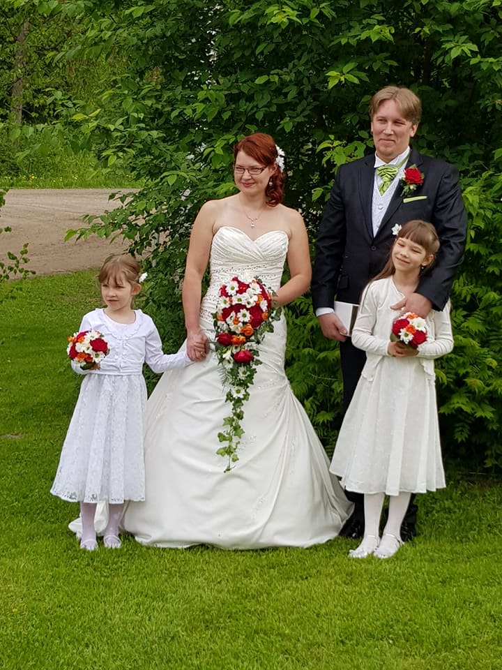 Paakkarin perhe hääkuvassa.