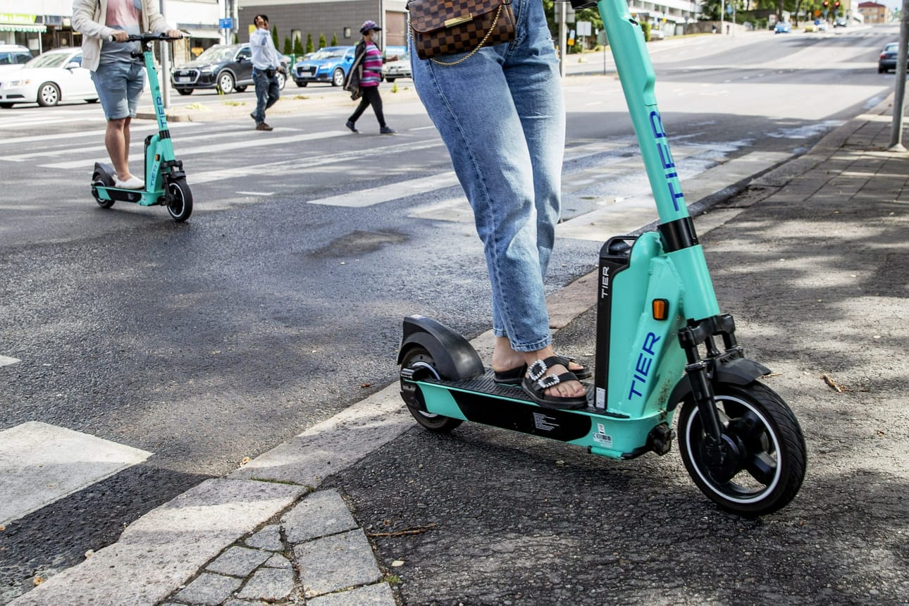 Sähköpotkulautojen käyttöä on alettu rajoittaa joissain kaupungeissa. LEHTIKUVA / RONI LEHTI