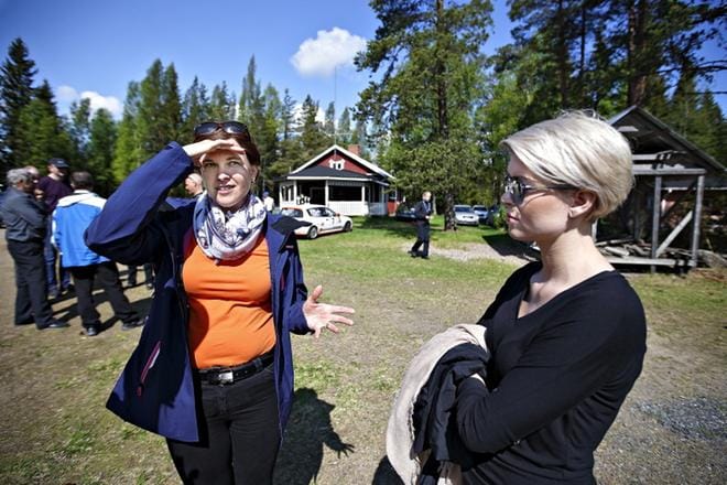 Kokoomuksen puoluevaltuuston puheenjohtaja Mari-Leena Talvitie kävi toissa vuonna Laihialla ja puhui Susanna Kosken kanssa. KUVA: TOMI KOSONEN