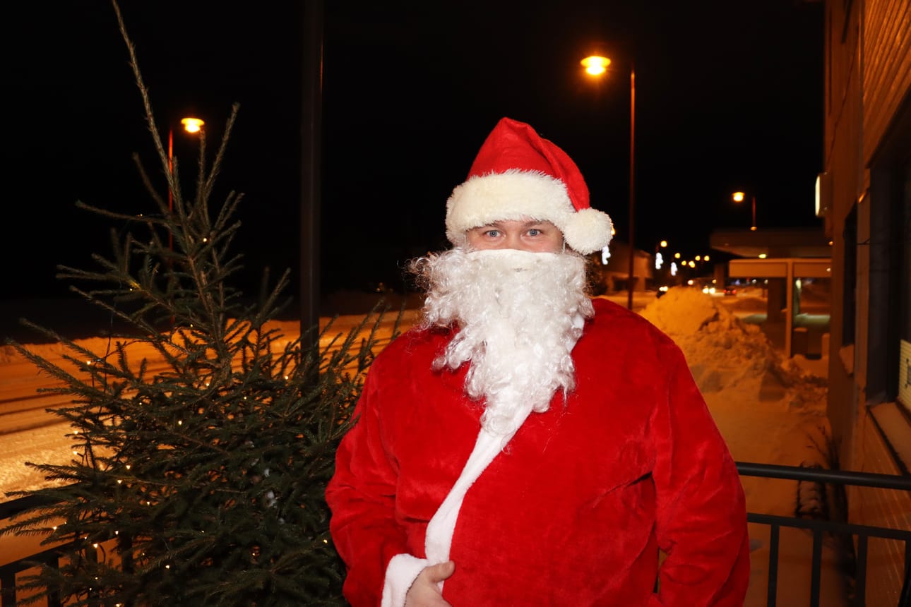 Lahjojen lisäksi pukilta löytyy myös joulukuusia.