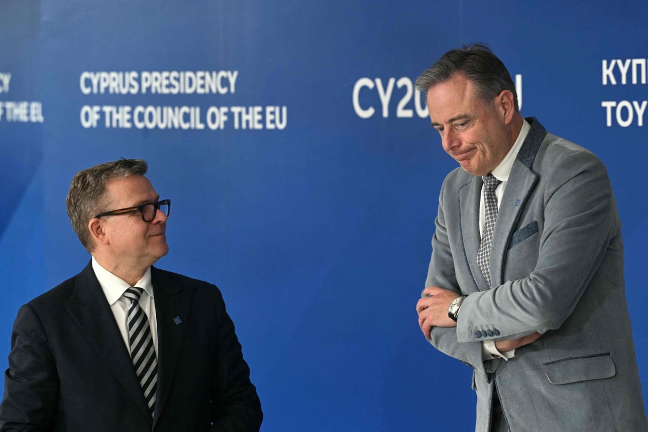 Pääministeri Petteri Orpo ja Belgian pääministeri Bart De Wever asettuivat yhteiskuvaan Kyproksen epävirallisessa huippukokouksessa perjantaina.