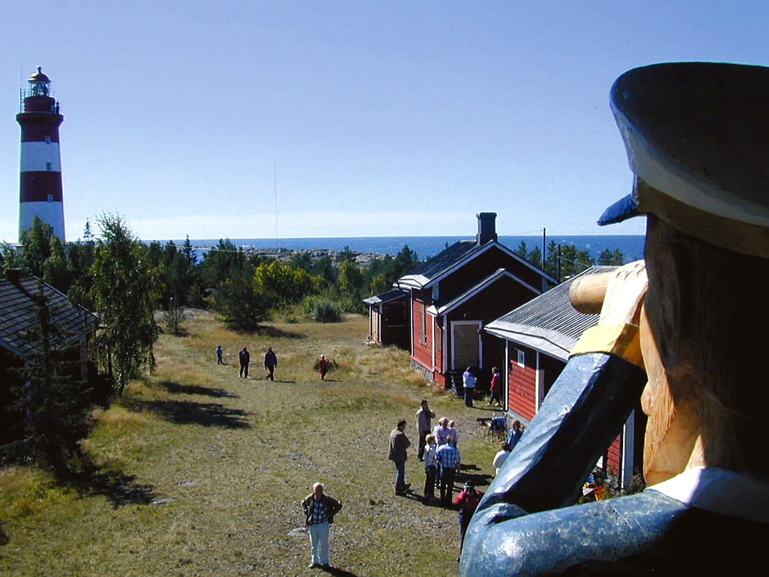 Kaskisten majakkaan ei enää pääse. Majakanvartijoiden hommana on huolehtia vanhan luotsiaseman majoituksesta, kahvilasta ja järjestää tapahtumia saarella. Lisäksi heille kuuluu pieniä huoltotöitä. Arkistokuva. Torsten Lundmark