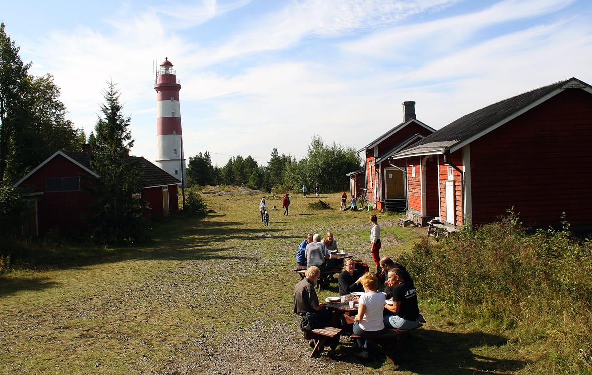 Sälgrundin majakan omistaa valtio, mutta vanha luotsiasema kuuluu kaupungille. Arkistokuva.