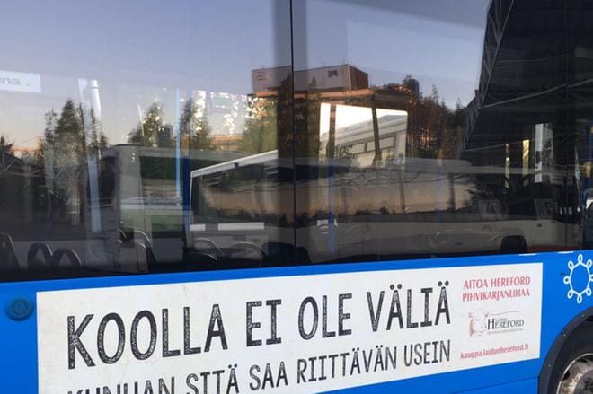 30 pääkaupunkiseudun linja-autoa varustetaan mainoksilla, joissa on vihjailevia sanaleikkejä. KUVA: LAIDUN HEREFORD