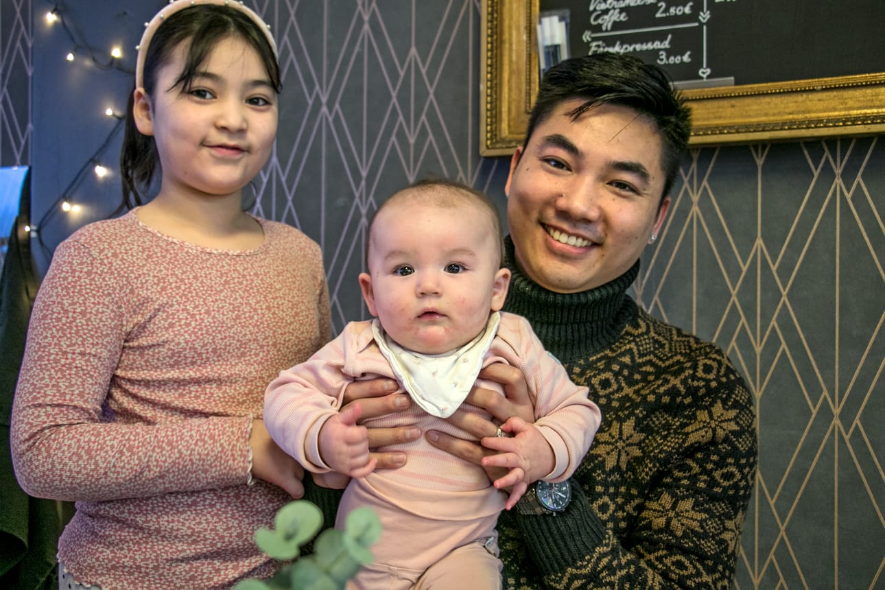 Nhu Anh Nguyen, 32, pääsi viime kunnallisvaaleissa Närpiön kaupunginvaltuustoon RKP:n listalta. Nguenin perheeseen kuuluvat vaimo Katarina sekä kuuden kuukauden ikäinen tytär Lilian ja seitsemänvuotias Linh.