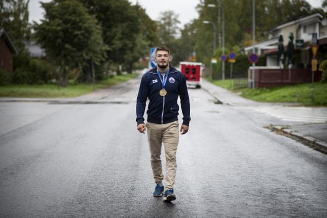 Arvi Savolaisen torstaina saamat kukkakimput eivät olleet perjantaina ehtineet vielä maljakoihin asti, koska maailmanmestarin poikamiesboksissa ei ole yhtään maljakkoa. "Vien ne iltapäivällä äidille", Savolainen suunnitteli. KUVA: MEERI UTTI