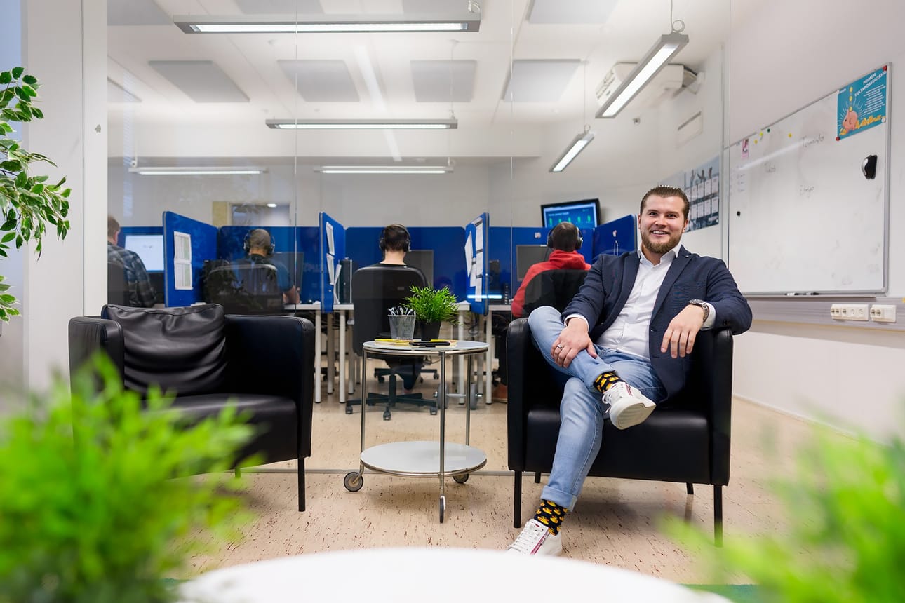 Hyvä johtaja huolehtii omista työntekijöistään eikä tee itsestään turhan tärkeää, luonnehtii Vuoden nuoreksi yrittäjäksi valittu Prime Salesin toimitusjohtaja Joonas Puurunen.