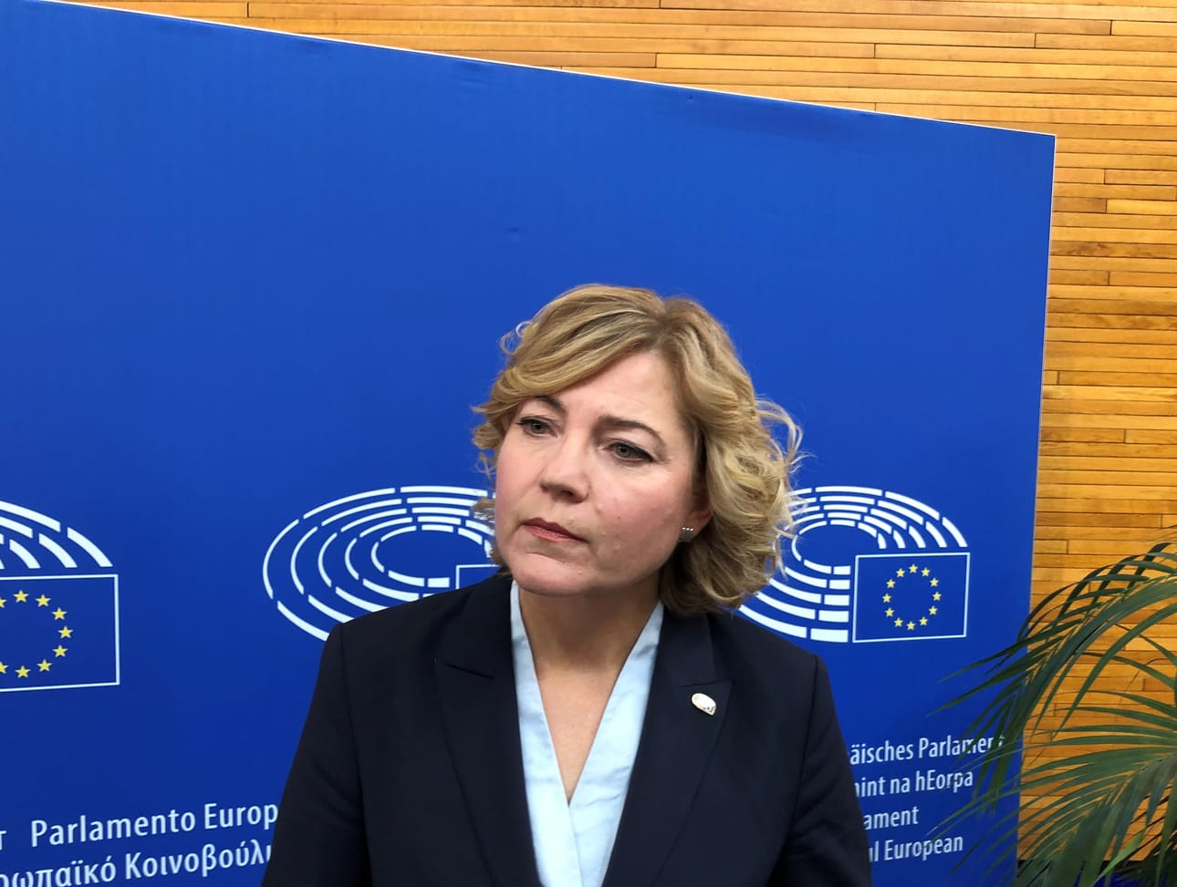 Henna Virkkusesta on tulossa teknologiasta ja turvallisuudesta vastaava komissaari, kunhan hän selvittää EU-parlamentin kuulemisen. Virkkunen arvioi tulevaa pestiään suomalaisille toimittajille Strasbourgissa. Kuva: Joonas Kuikka