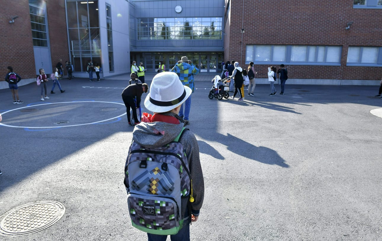 Tuoreen kyselyn mukaan rehtorit toivovat selkeämpää ohjeistusta kouluille oppilaiden tukemiseksi. LEHTIKUVA / Heikki Saukkomaa